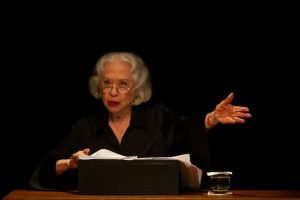 Fernanda Montenegro mostra vigor em leitura potente de Simone de Beauvoir